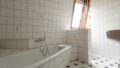 Bad mit Wanne und Fenster