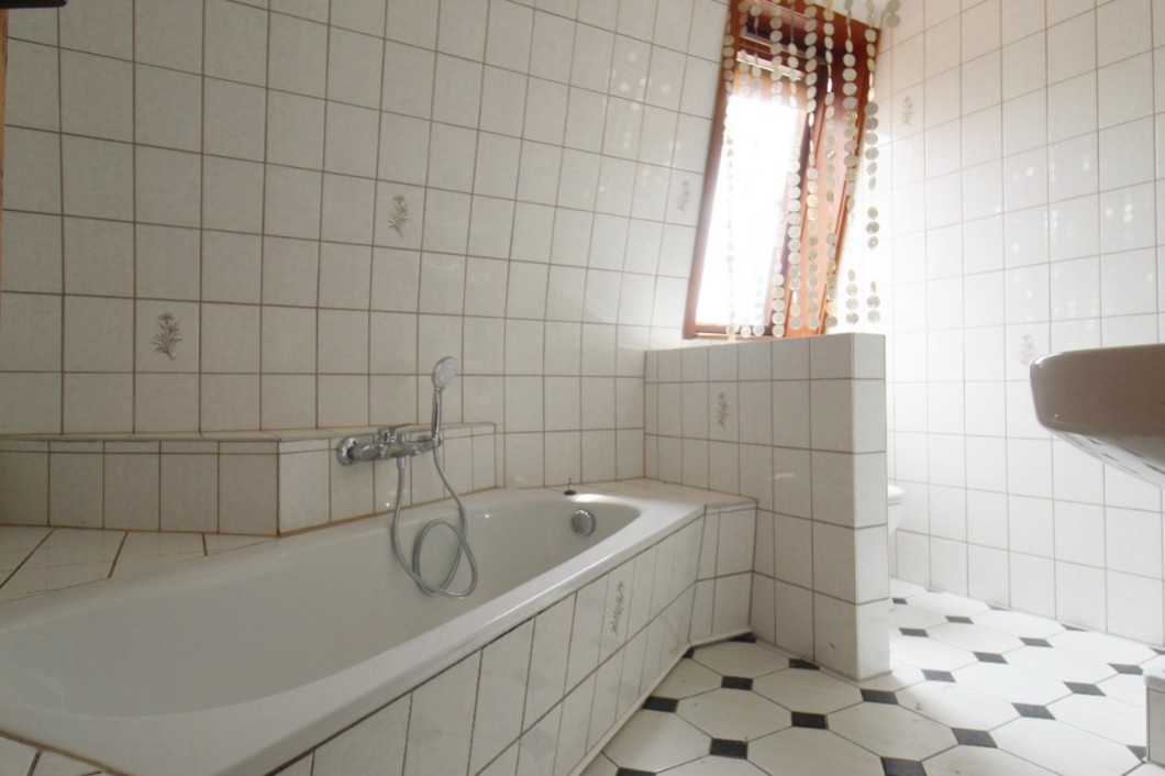 Bad mit Wanne und Fenster