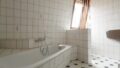Bad mit Wanne und Fenster