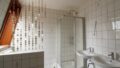 Bad mit Dusche und zwei Waschbecken