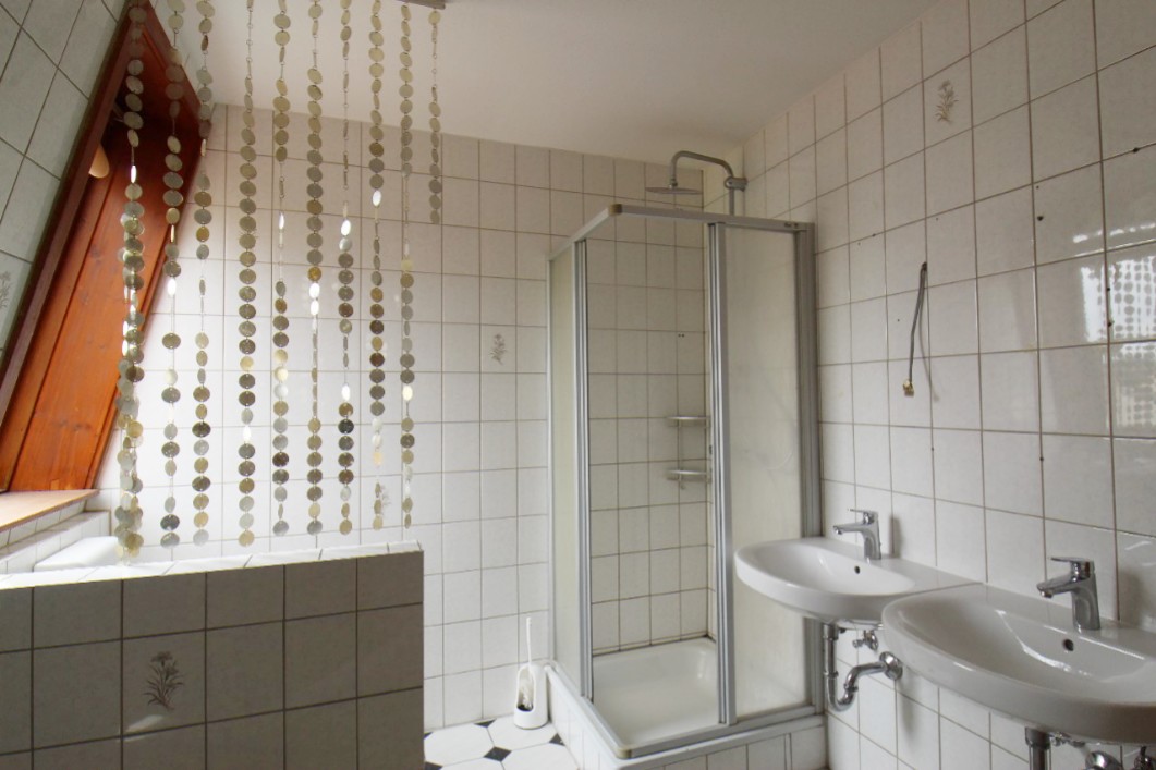 Bad mit Dusche und zwei Waschbecken