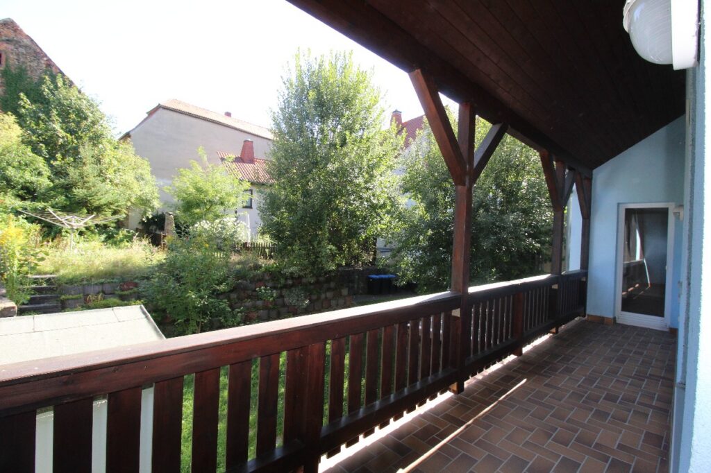 Blick vom Balkon in den Garten