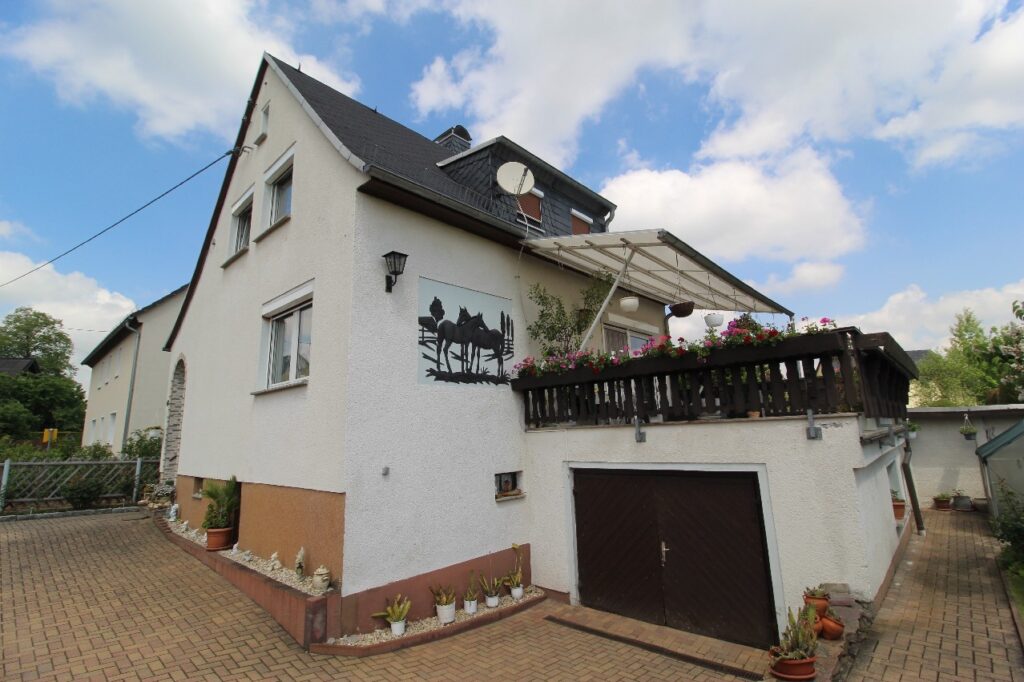 Einfamilienhaus mit Garage und Terrasse