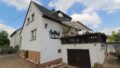 Einfamilienhaus mit Garage und Terrasse
