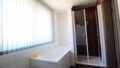 Bad mit Wanne und Dusche