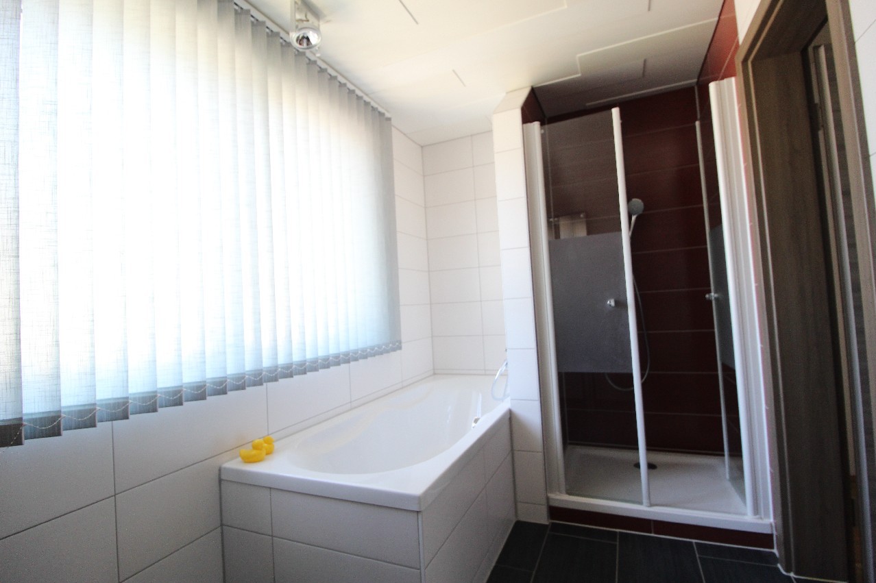 Bad mit Wanne und Dusche
