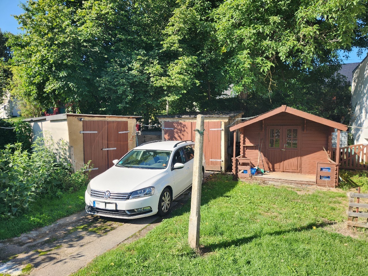 Zwei Garagen und Gartenhaus
