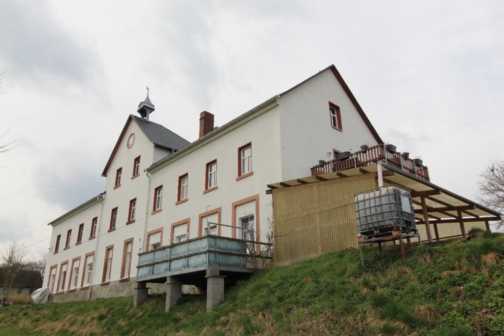 Mehrfamilienhaus im Vorort von Penig