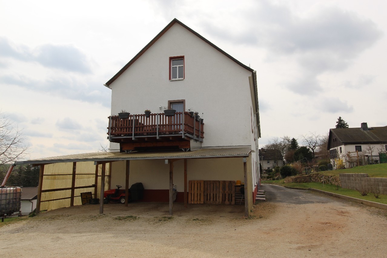 Balkon und Stellplätze