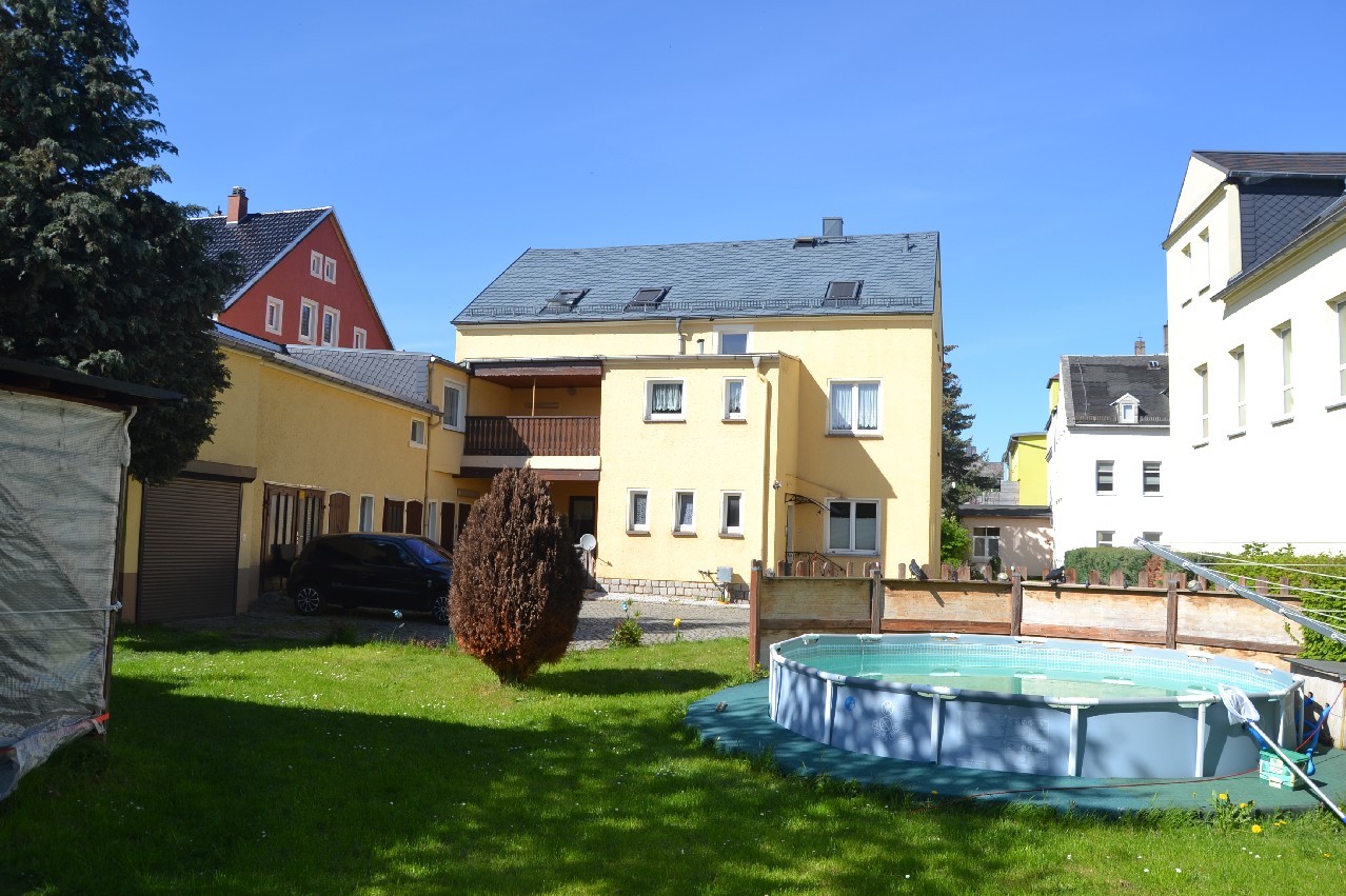 Hausansicht mit Pool