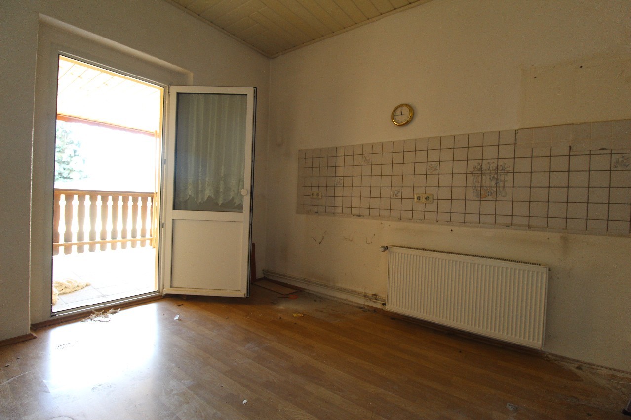 Küche mit Balkonzugang