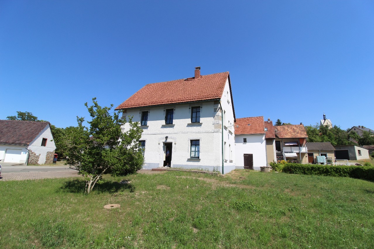 Hausansicht mit Nebengebäude