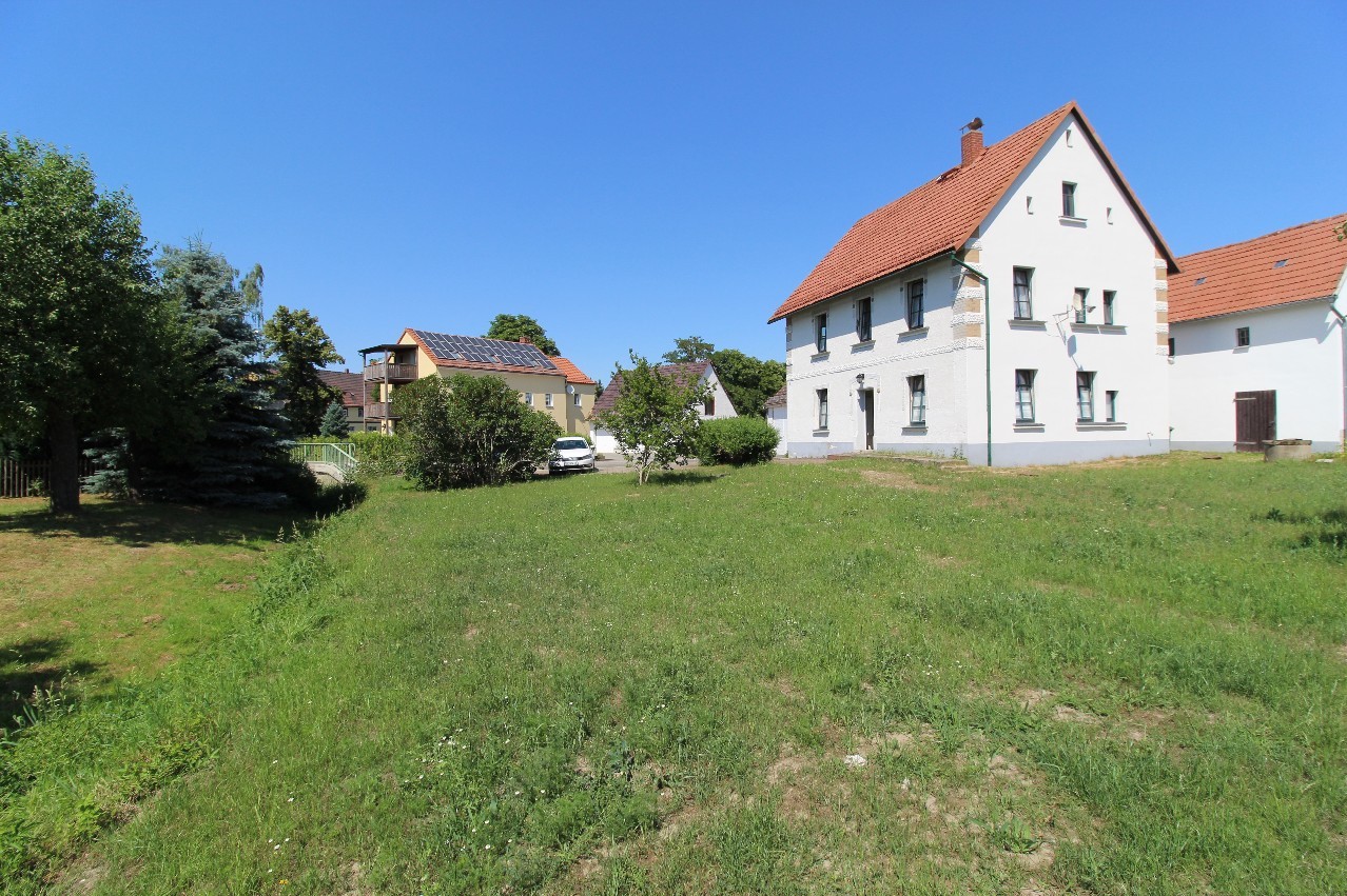 Hausansicht mit Nebengebäude