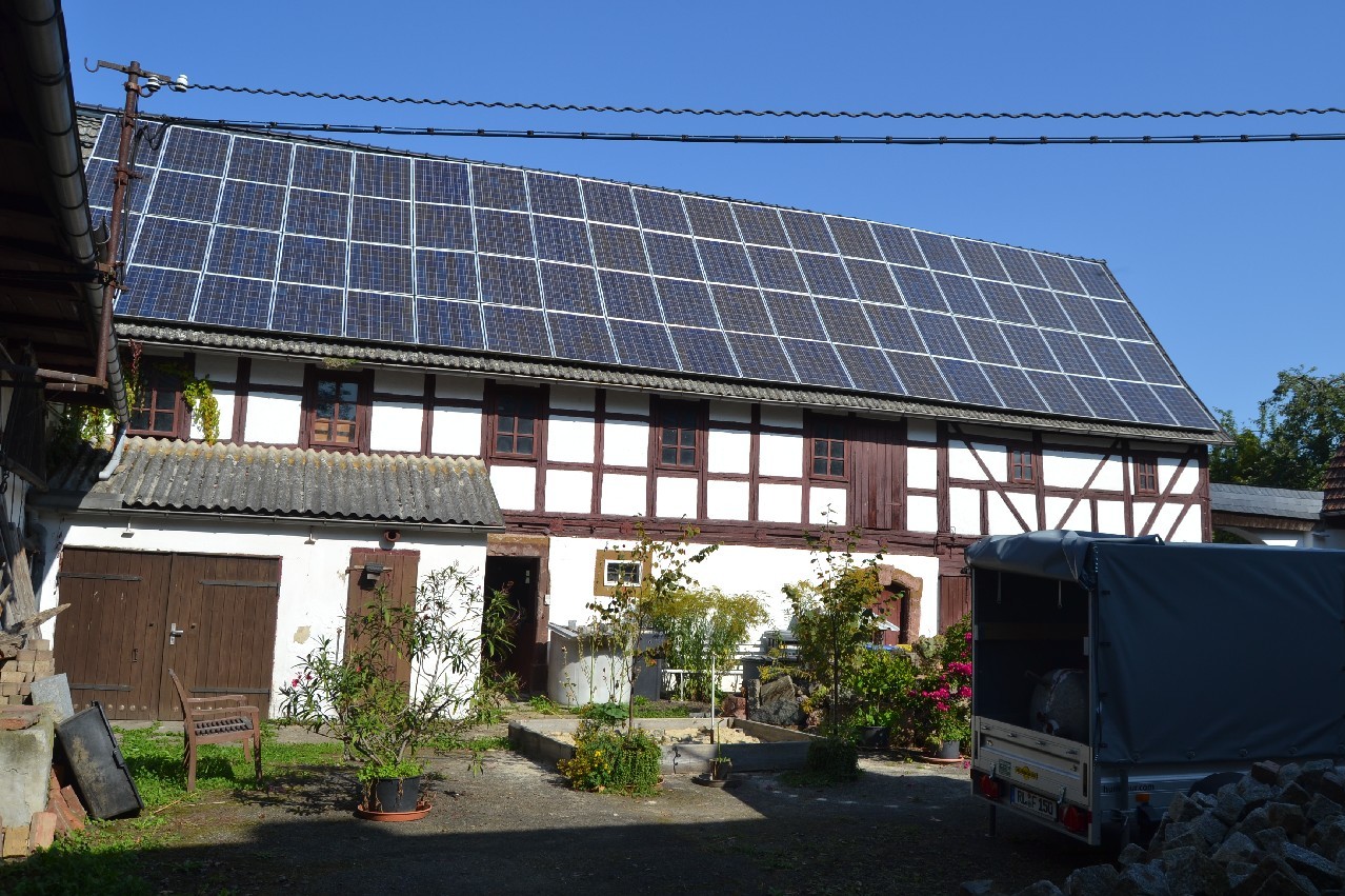 Seitengebäude mit Solaranlage