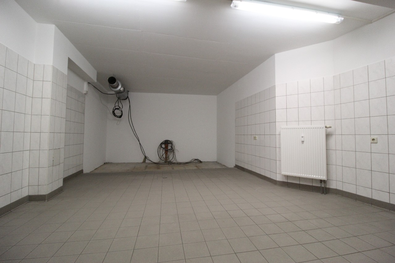 Küche mit Wandfliesen