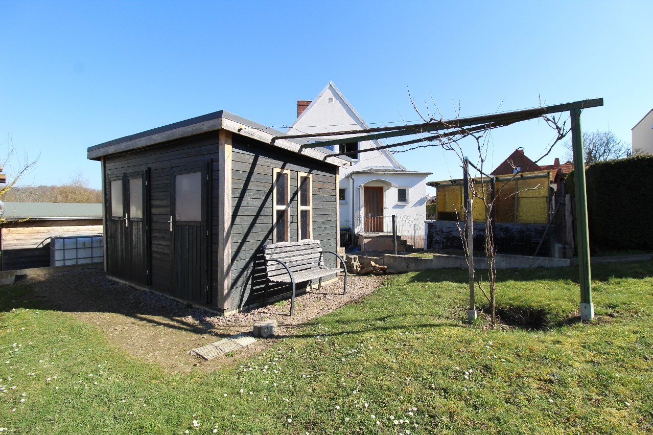 Schuppen mit Sitzmöglichkeit