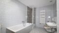 Bad mit Wanne und Dusche