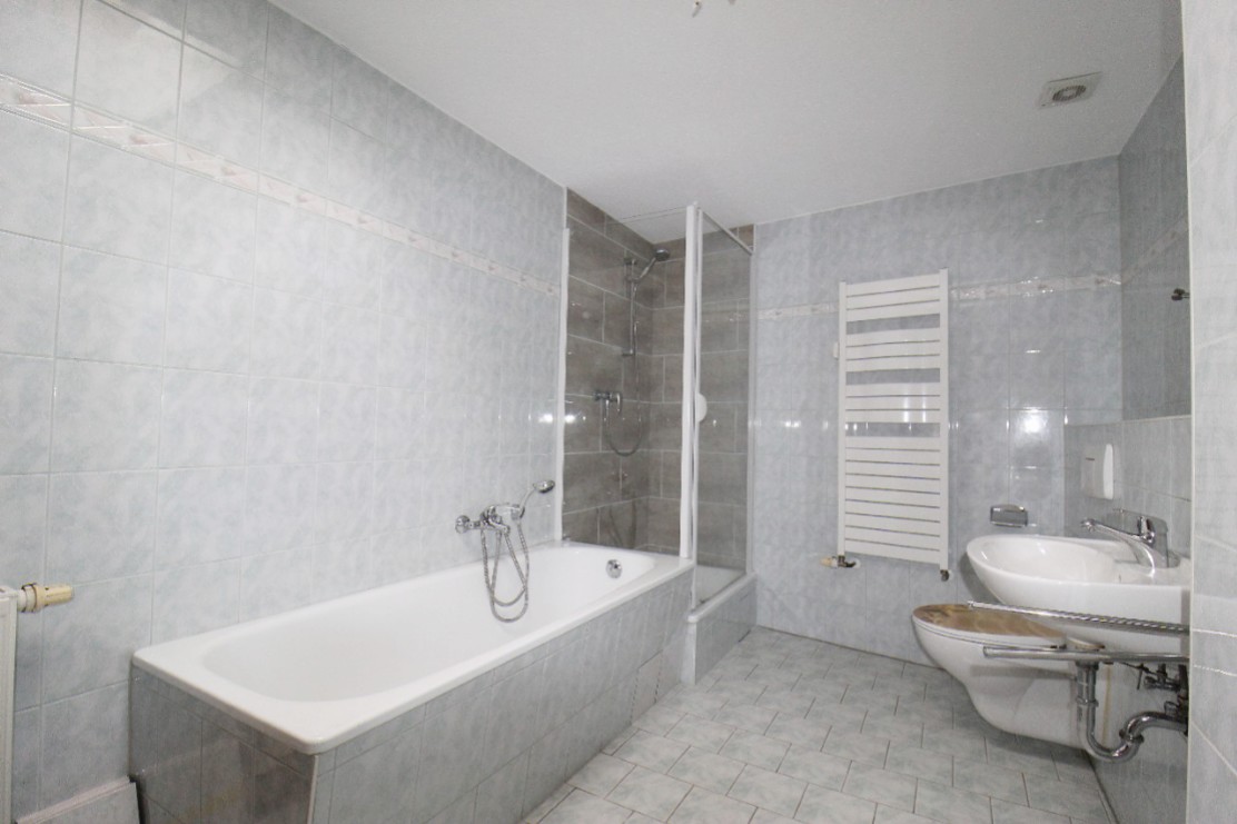Bad mit Wanne und Dusche