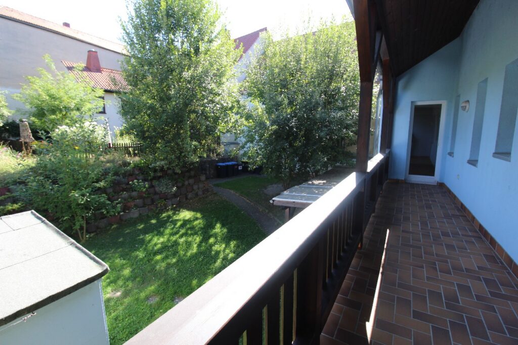 Blick vom Balkon in den Garten