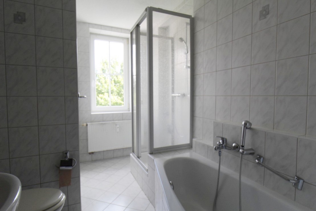 Bad mit Dusche + Wanne
