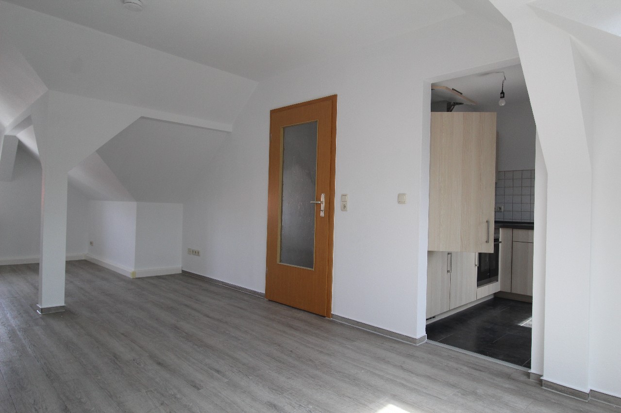 Wohnzimmer mit Kücheneingang