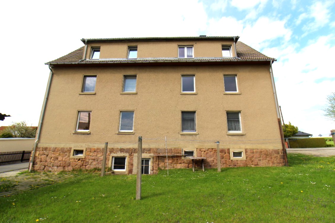 Gartenseitiger Blick auf das Gebäude